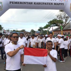 Sambut HUT RI ke-78, Penjabat Bupati Mappi Bagikan 5.000 Bendera Merah Putih dan Ikuti Colour Run