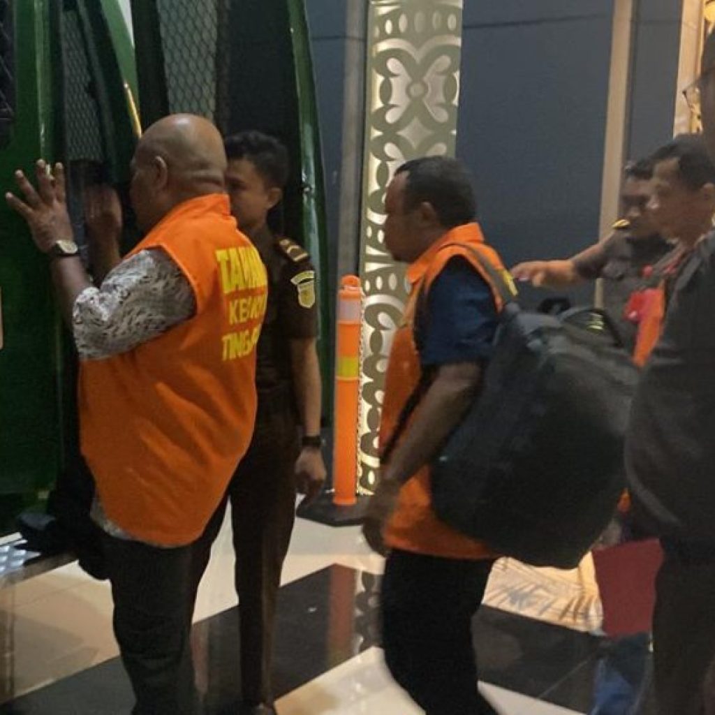 Rugikan Negara Rp 120 Miliar, Tiga Tersangka Dugaan Korupsi Fasilitas Kredit Kontruksi Bank Papua Cabang Enarotali Ditahan
