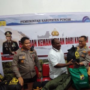 Kapolri dan Kapolda Papua Bantu 1.500 Paket Sembako untuk Korban Bencana Cuaca Ekstrim di Puncak