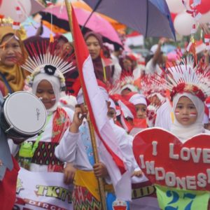 Diguyur Hujan, Ribuan Peserta Ramaikan Karnaval HUT ke-78 RI di Kabupaten Mimika