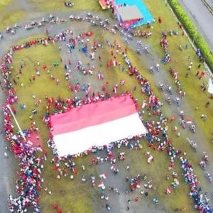 Bendera Merah Putih Raksasa Berkibar di Mulia Puncak Jaya