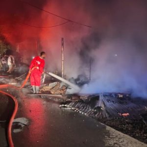 Dini Hari Tadi, Dua Rumah di Samping Pasar Sentral Timika Hangus Terbakar