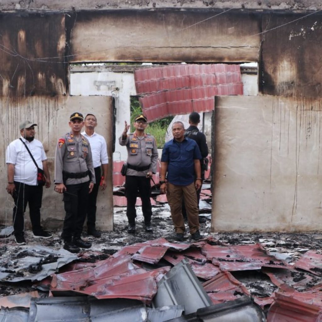 Wakapolda Papua Tinjau Kantor KPU Yahukimo yang Terbakar Minggu Lalu
