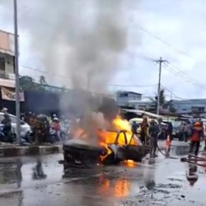 Breaking News: Viral! Mobil Sedan Diduga Penyedot BBM Subsidi Terbakar di Timika