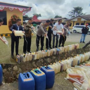 1.324 Liter Miras Lokal Hasil Sitaan Polres Mimika dari Penumpang Kapal Pelni Dimusnahkan
