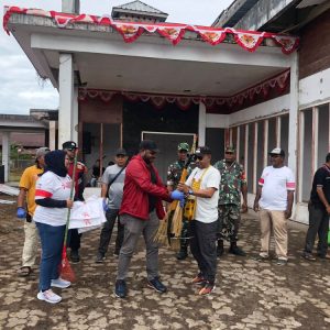 Selama Dua Hari Freeport Gelar Kerja Bakti di Kampung Nawaripi, Serahkan Dukungan Peralatan dan Bendera Merah Putih