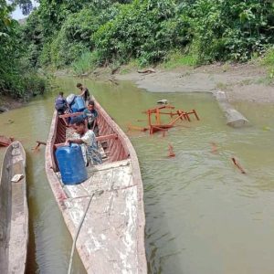 Salah Paham, Meja Sekolah Bantuan Dinas Pendidikan Kabupaten Jayapura Dibuang Warga ke Sungai