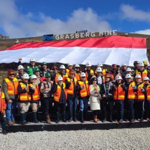 Bentangkan 3.400 Meter Persegi Bendera Merah Putih di Puncak Grasberg, PTFI Pecahkan Rekor Dunia