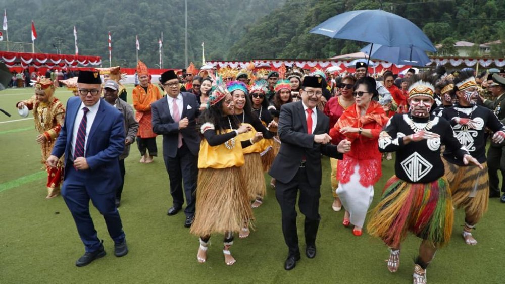 Presiden Direktur PTFI Tony Wenas bersama Ibu Roshita Wenas saat ikut menari dalam paradevl budaya