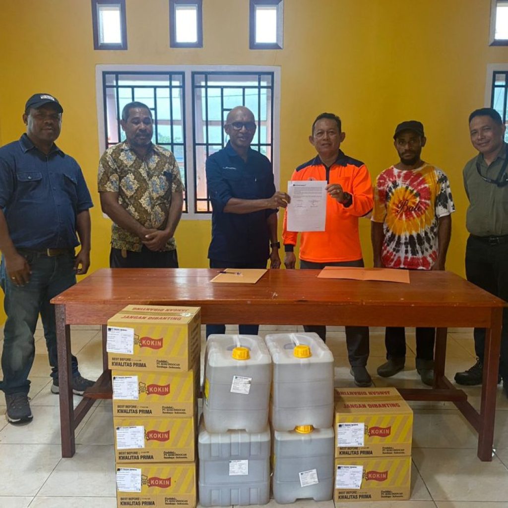 PTFI Serahkan Bantuan Bahan Makanan untuk Korban Banjir dan Longsor di Distrik Tembagapura