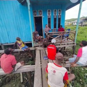Jumat Curhat, Kapolsek Agats Bersama Anggota Turun ke Perkampungan Pedalaman Asmat