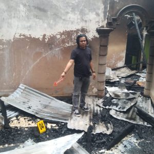 Seorang Pria Tega Bakar Rumah di Jalan Poros SP 5 Timika, Diduga Karena Tidak Dibelikan Makan