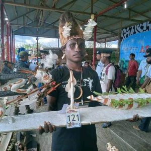 Karya Ukir Seniman Muda di Festival Asmat Pokman Ke-36 Diapresiasi Wabup Thomas Safanpo Senilai Rp 20juta