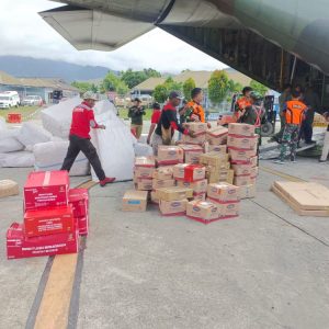 TNI Peduli Bencana Kelaparan, Salurkan Bantuan Kemensos Bagi Masyarakat Amume Yahukimo