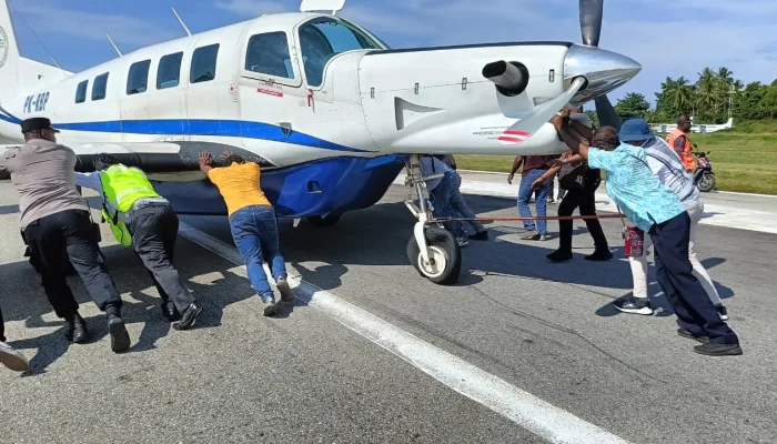 Polisi Bantu Proses Evakuasi Pesawat Tariku di Bandara Nabire-Papua