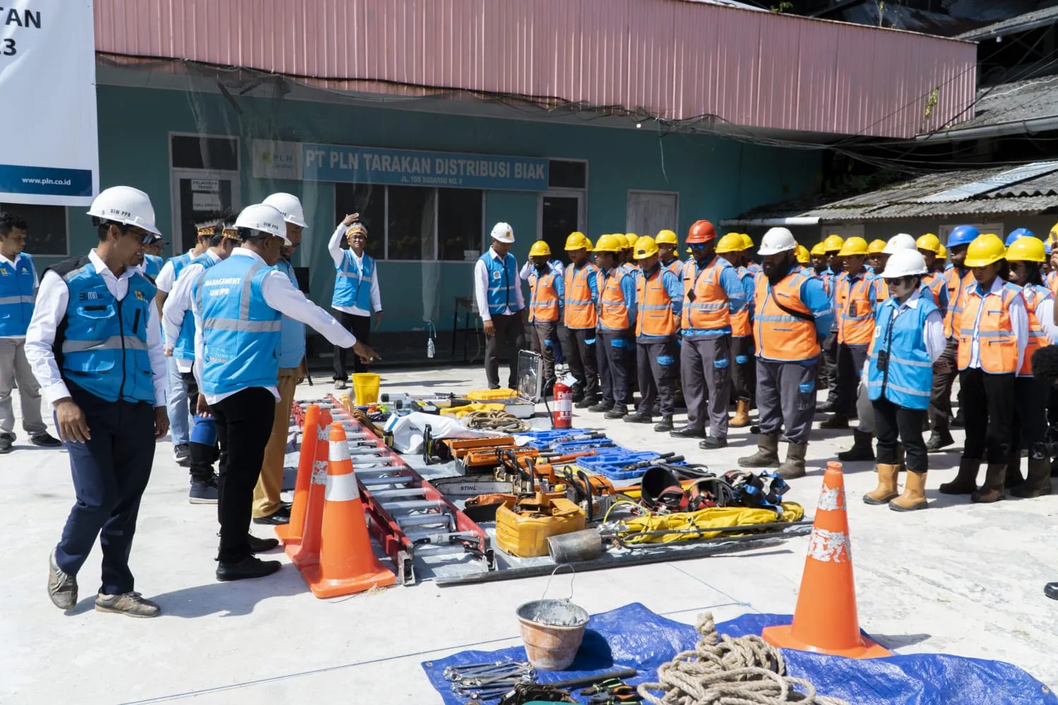 Pengecekan peralatan dan personel siaga kelistrikan oleh jajaran manajemen PT PLN (Persero) Unit Induk Wilayah Papua dan Papua Barat