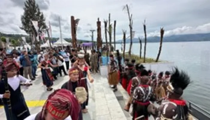 Totem Kamoro Papua Menambah Keindahan Danau Toba