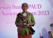 Bunda Stefanie Gomar Terima Penghargaan Wiyata Dharma Madya Diajang Apresiasi Bunda PAUD Tingkat Nasional