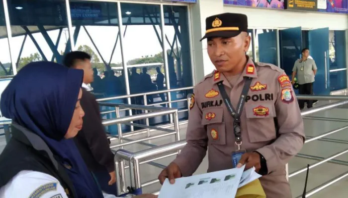 Polisi Lakukan Penyekatan di Bandara Deo Sorong