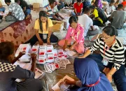 Kerahkan Ratusan Petugas, KPU Kabupaten Jayapura Mulai Lipat Surat Suara Pemilu Presiden dan DPD RI