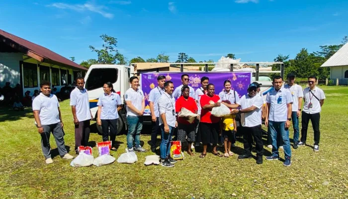 Rayakan Natal Bersama Tahun 2023, 16 BUMN Regional Timika Berbagi Sembako di Kampung Wangirja