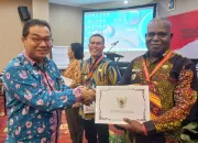 Bangga! Putra Amungme, Yulius Katagame Terpilih Sebagai Camat Terbaik Ketiga se-Indonesia