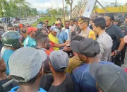 Tuntut Pemilihan Suara Ulang, Massa Pendukung Caleg Rusak Kantor KPU Kabupaten Yahukimo