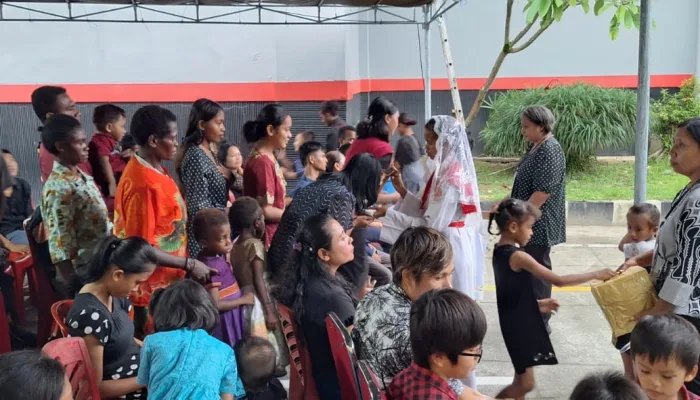 Ribuan Umat Katolik Mimika Tumpah Ruah Padati Gereja Ikut Misa Jumat Agung Ritual Penciuman Salib