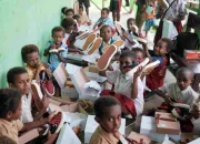 Empat Sekolah di Timika Dapat Bantuan Sepatu dari Poin Pelanggan Telkomsel