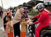 Menantang Hujan, 139 Anak TK Nurul Hidayah Ramaikan Lorong Konro Sempan Berbagi Takjil Untuk Siapapun yang Lewat