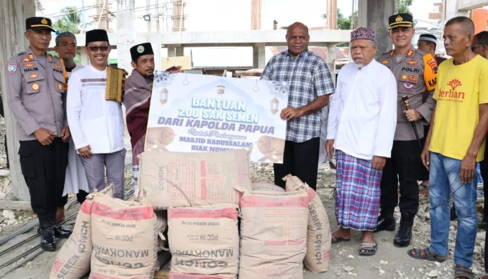 Kapolda Papua Bantu 200 Sak Semen untuk Percepatan Pembangunan Masjid Babussalam Biak