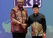 Genggaman Erat Tangan Bakal Calon Bupati Mimika John Rettob dan Ketua Umum DPP PKB Muhaimin Iskandar, Signal Kian Kuat