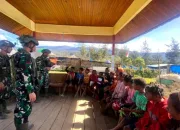Program Papua Pintar, Satgas Yonif 323 Kostrad Ajarkan Baca Tulis Anak-anak di Kabupaten Puncak