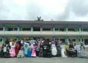 Hardiknas, Para Pelajar SMP Negeri 2 Timika Gelar Fashion Show dari Daur Ulang Barang Bekas