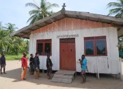 Gunakan Anggaran Program Kampung YPMAK, Pokja Kampung Aindua Pasang Lampu Jalan Hingga Renovasi Gereja