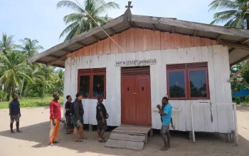 Gunakan Anggaran Program Kampung YPMAK, Pokja Kampung Aindua Pasang Lampu Jalan Hingga Renovasi Gereja