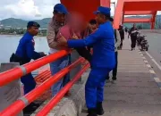 Wanita Berhijab Nyaris Bunuh Diri di Jembatan Merah Youtefa, Berhasil Diselamatkan Personil Sat Polair Polresta Jayapura