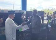 Bupati Mimika John Rettob Terima Al Qur’an Raksasa untuk MTQ ke XXX se-Tanah Papua