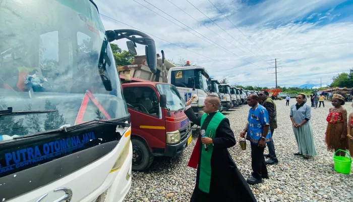 Pemberkatan Armada PT Putra Otomona Jaya, Pastor Amandus : Jangan Hilang Imanmu