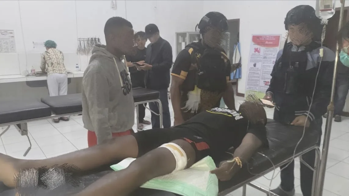 Korban penembakan, Pratu Rajami Uhio saat menjalani perawatan medis.