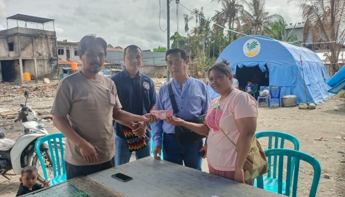 KKJB Mimika Serahkan Bantuan kepada Korban Kebakaran Depan Bank Papua
