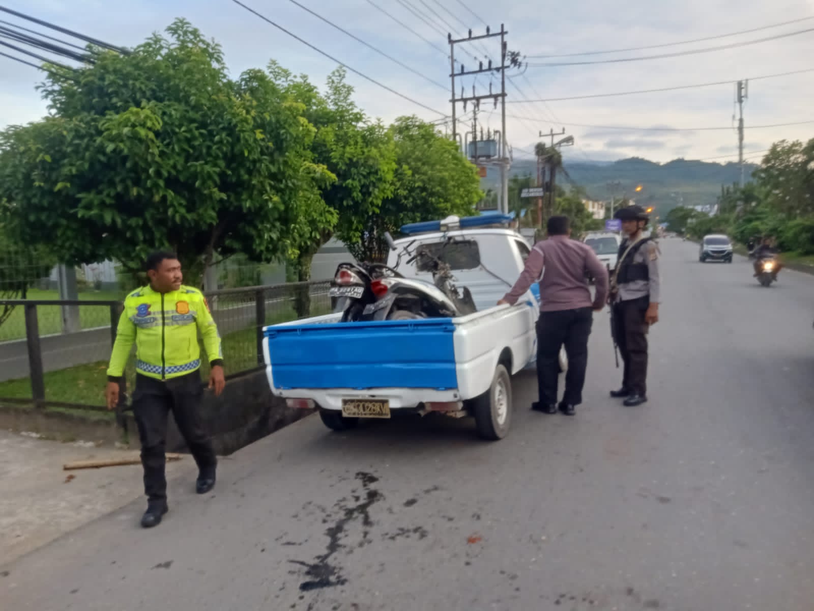 Polisi saat melakukan olah TKP kecelakaan depan Asrama Mimika di Waena Jayapura