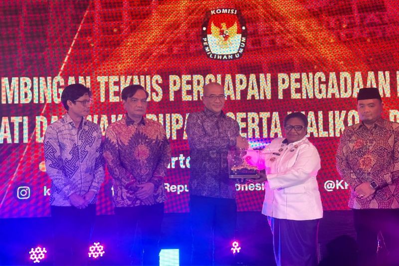 Ribka dapat penghargaan dari KPU RI