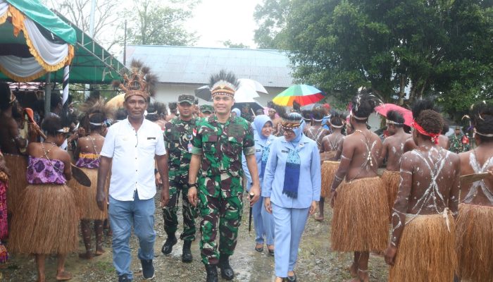 Terima Kunjungan Pangkoopsud III, Kepala Kampung Nawaripi Minta Bantuan Pesawat Hercules