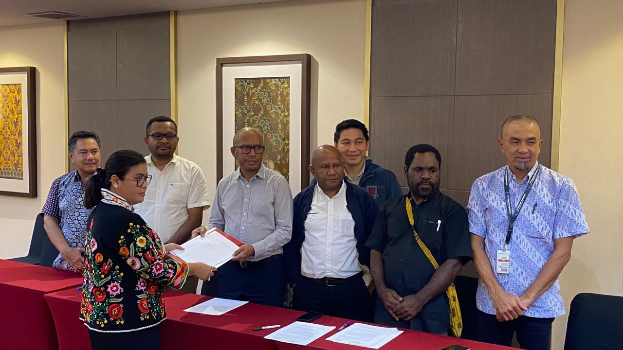 Penyerahan Berita acara terpilihnya empat pengurus YPMAK Periode 2024-2029 dari pihak Konsultan kepada Pembina