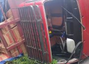 Pengendara Motor “Ditindis” Tumpukan Karton Bimoli dari Mobil Truk yang Terbalik di Kampung Cenderawasih Pomako