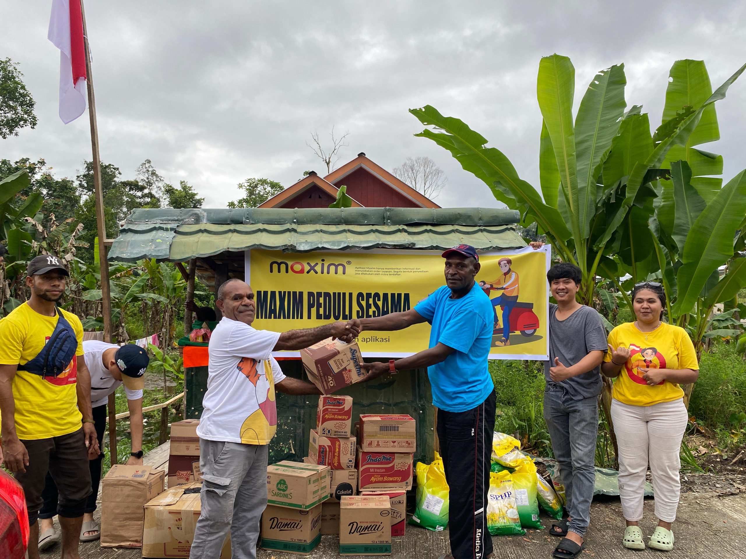 Maxim saat memberikan bantuan sembako kepada masyarakat kampung Mioko