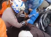 Tampak Anggota Satlantas Polres Mimika berhasil menyelamatkan korban