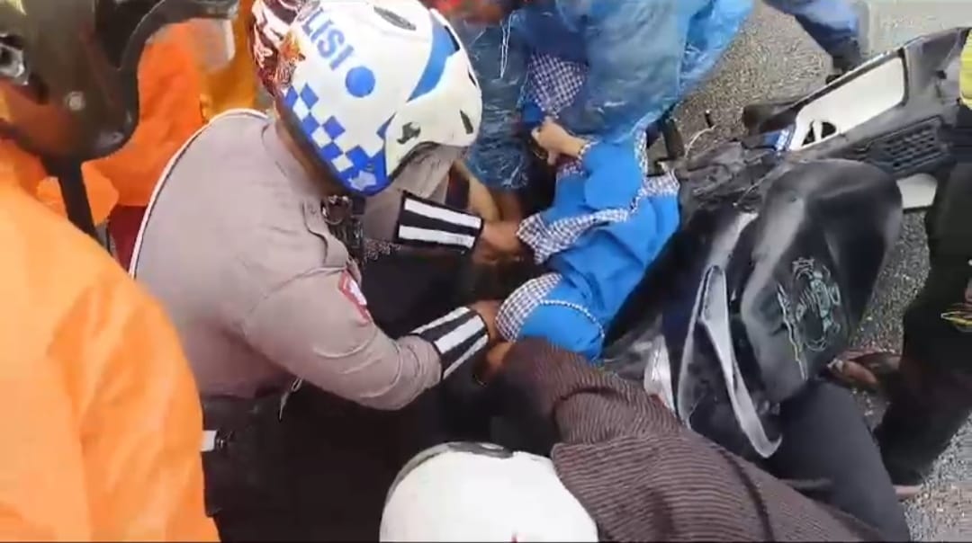 Tampak Anggota Satlantas Polres Mimika berhasil menyelamatkan korban