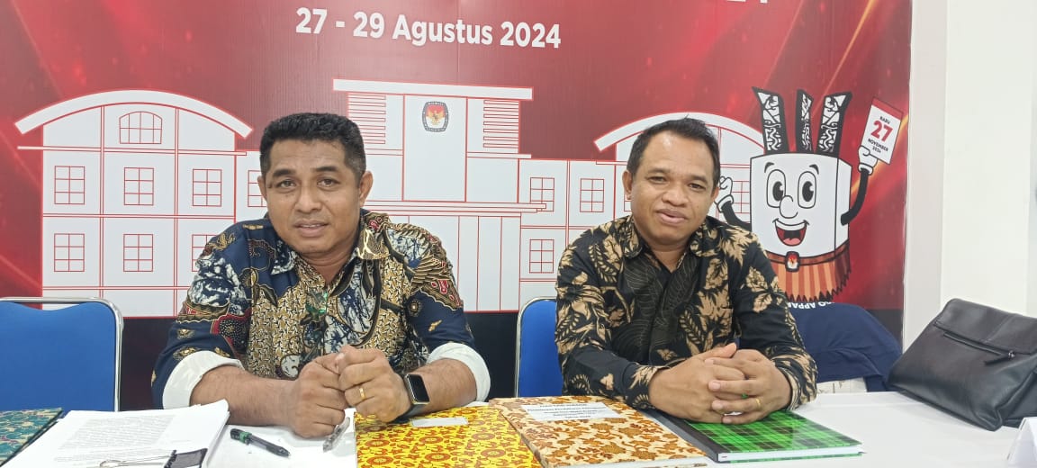 Koordiv Teknis KPU Kabupaten Mimika Fransiskus Ama Bebe Bahy dan Koordiv Hukum Hyeronimus Kia Ruma.